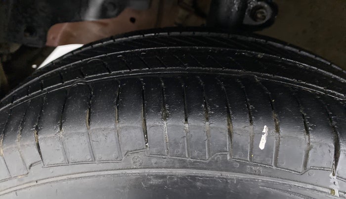 2017 Mahindra Kuv100 K4 6 STR, CNG, Manual, 58,450 km, Left Front Tyre Tread