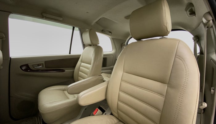 2014 Toyota Innova 2.5 VX 7 STR BS IV, Diesel, Manual, Right Side Rear Door Cabin