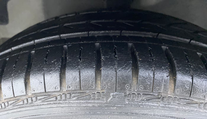 2017 Hyundai Eon MAGNA PLUS OPTIONAL, Petrol, Manual, 8,760 km, Left Front Tyre Tread