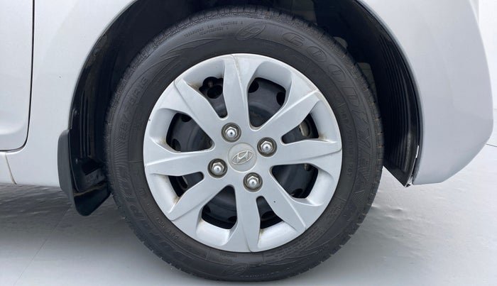 2017 Hyundai Eon MAGNA PLUS OPTIONAL, Petrol, Manual, 8,760 km, Right Front Wheel
