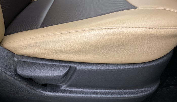2017 Hyundai Eon MAGNA PLUS OPTIONAL, Petrol, Manual, 8,760 km, Driver Side Adjustment Panel