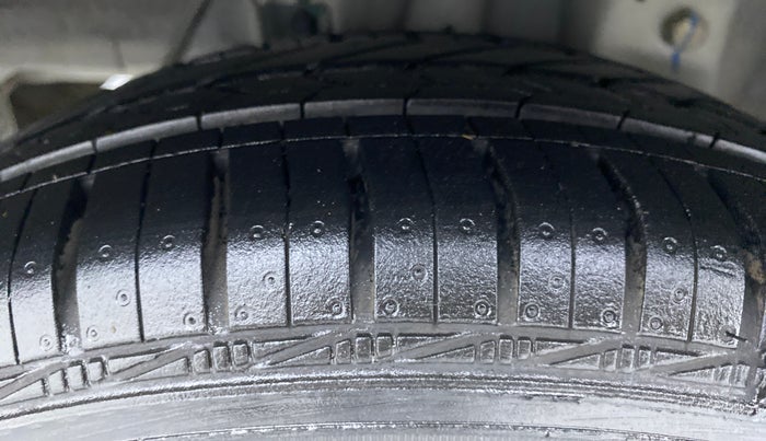 2017 Hyundai Eon MAGNA PLUS OPTIONAL, Petrol, Manual, 8,760 km, Right Rear Tyre Tread