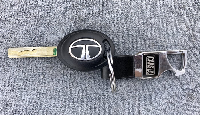 2018 Tata NEXON XT 1.2, Petrol, Manual, 27,669 km, Key Close Up