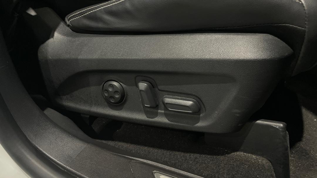 2022 LDV D90 Executive (4WD), Automatic, 46968 km, Drivers Side Adjustment Panel