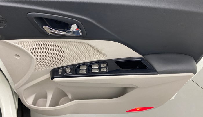 2020 Mahindra XUV300 1.2 W8 OPT, Petrol, Manual, 92,011 km, Driver Side Door Panels Control