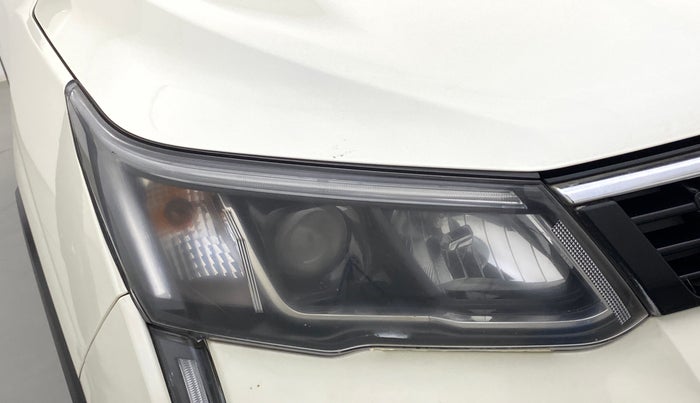 2020 Mahindra XUV300 1.2 W8 OPT, Petrol, Manual, 92,011 km, Right headlight - Faded