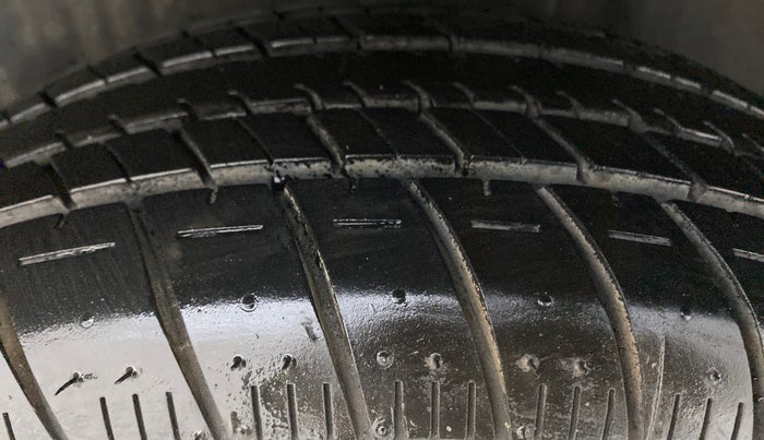 2016 Volkswagen Ameo COMFORTLINE 1.2, Petrol, Manual, 80,244 km, Left Rear Tyre Tread