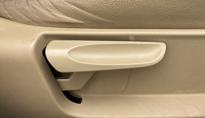 2016 Volkswagen Ameo COMFORTLINE 1.2, Petrol, Manual, 80,244 km, Driver Side Adjustment Panel
