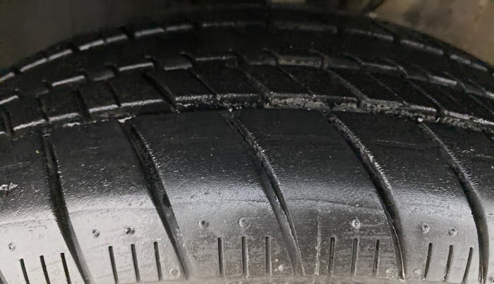 2016 Volkswagen Ameo COMFORTLINE 1.2, Petrol, Manual, 80,244 km, Left Front Tyre Tread