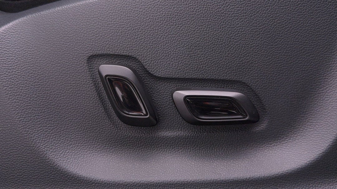 2022 MG Zst Essence, Automatic, 58792 km, Drivers Side Adjustment Panel