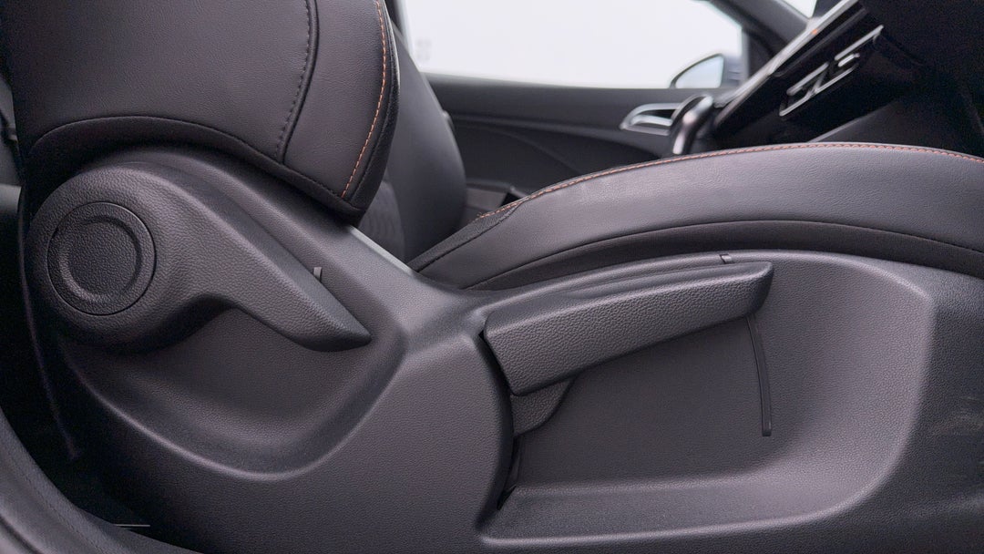 2025 MG Mg3 Essence, Automatic, 13245 km, Drivers Side Adjustment Panel