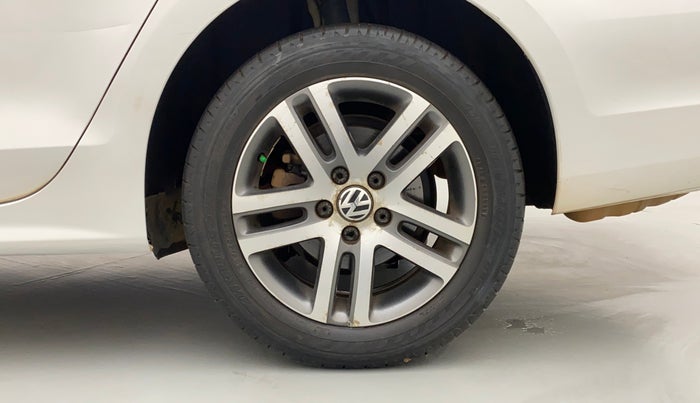 2013 Volkswagen Jetta HIGHLINE TDI AT, Diesel, Automatic, 1,34,202 km, Left Rear Wheel