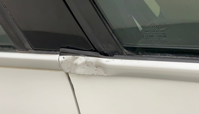2013 Volkswagen Jetta HIGHLINE TDI AT, Diesel, Automatic, 1,34,202 km, Driver-side door - Weather strip has minor damage