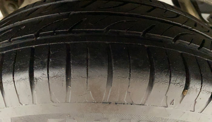 2016 Mahindra Kuv100 K4 D 5 STR, Diesel, Manual, 39,327 km, Right Rear Tyre Tread