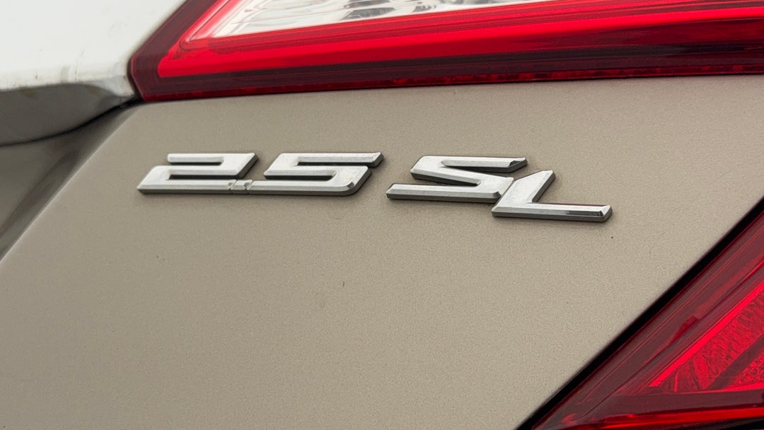 2015 Toyota Camry Atara Sl, Automatic, 153392 km, Badge (Boot Right Side)