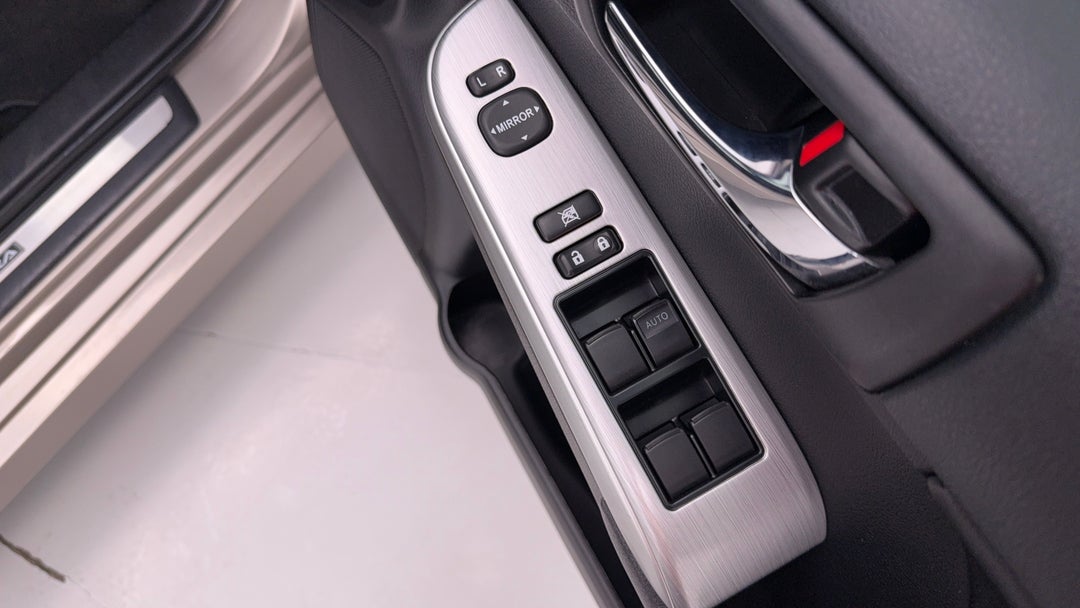 2015 Toyota Camry Atara Sl, Automatic, 153392 km, Drivers Side Door Panel Controls