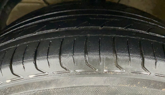 2018 Maruti Dzire ZXI AMT, CNG, Automatic, 62,127 km, Left Front Tyre Tread