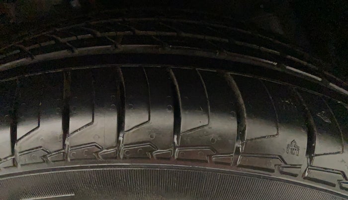 2017 Maruti Ciaz ZDI+ SHVS, Diesel, Manual, 75,584 km, Left Front Tyre Tread