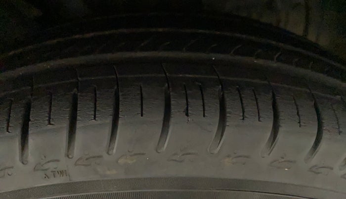 2019 Renault TRIBER RXE MT, Petrol, Manual, 5,887 km, Left Rear Tyre Tread