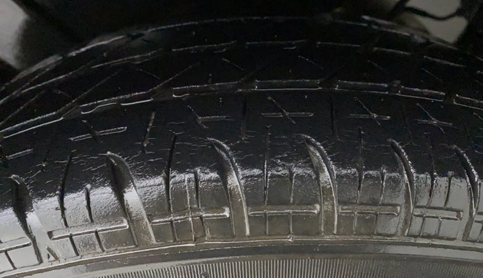 2014 Maruti Swift VXI D, Petrol, Manual, 30,174 km, Left Rear Tyre Tread