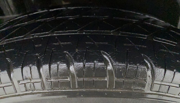 2014 Maruti Swift VXI D, Petrol, Manual, 30,174 km, Right Front Tyre Tread