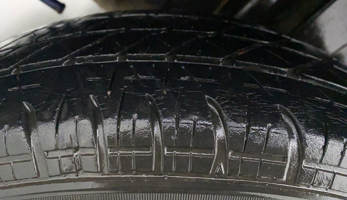2014 Maruti Swift VXI D, Petrol, Manual, 30,174 km, Right Rear Tyre Tread