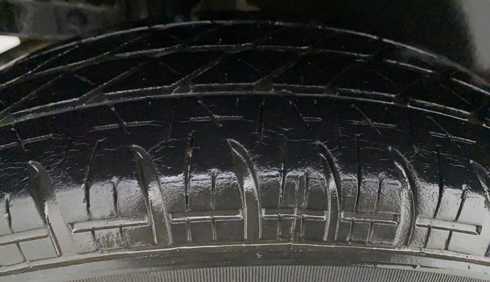 2014 Maruti Swift VXI D, Petrol, Manual, 30,174 km, Left Front Tyre Tread