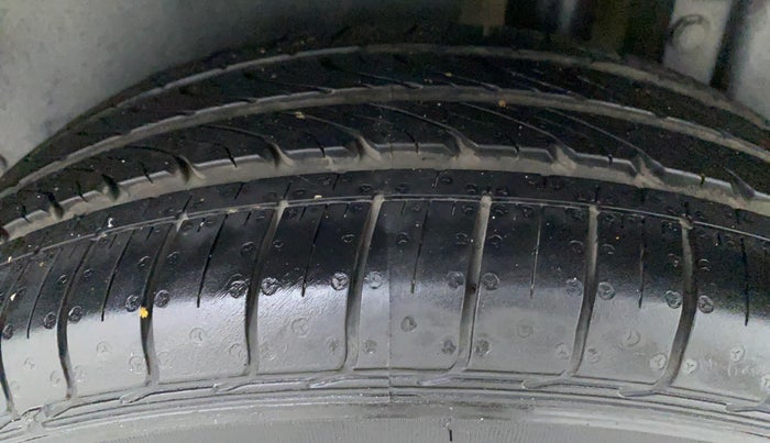 2014 Maruti Swift ZDI, Diesel, Manual, 1,56,169 km, Left Rear Tyre Tread