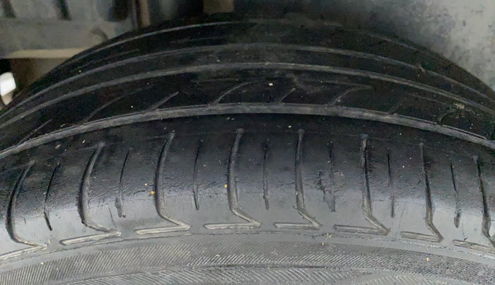 2014 Maruti Swift ZDI, Diesel, Manual, 1,56,169 km, Right Rear Tyre Tread