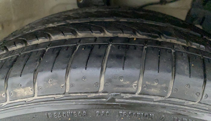 2014 Maruti Swift ZDI, Diesel, Manual, 1,56,169 km, Right Front Tyre Tread