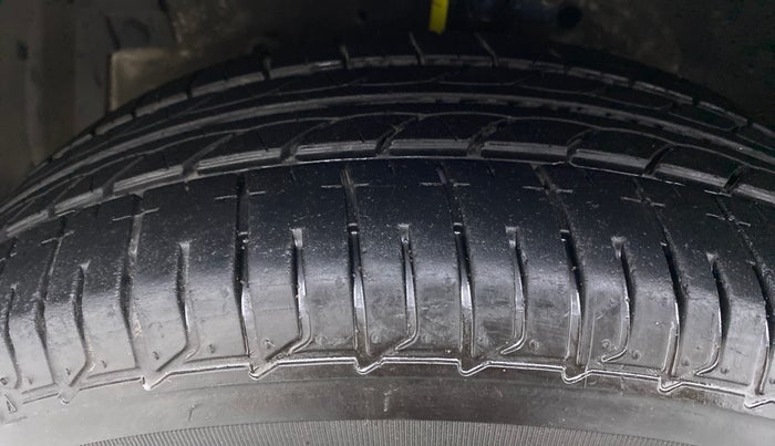 2014 Maruti Ertiga VXI, Petrol, Manual, 88,376 km, Left Front Tyre Tread