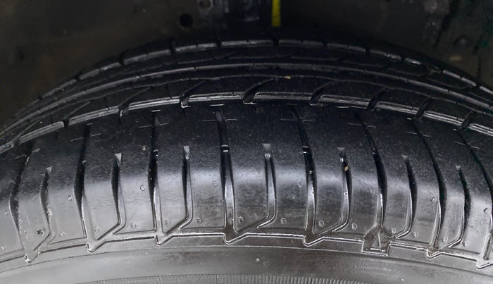 2014 Maruti Ertiga VXI, Petrol, Manual, 88,376 km, Right Front Tyre Tread