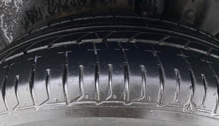 2014 Maruti Ertiga VXI, Petrol, Manual, 88,376 km, Left Rear Tyre Tread