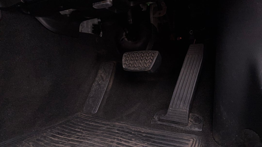 2018 Toyota Camry Ascent, Automatic, 58088 km, Pedals and Footmat