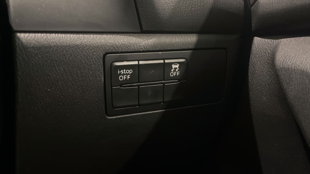 2017 Mazda Mazda3 Maxx, Automatic, 75114 km, Utility Switches/Buttons