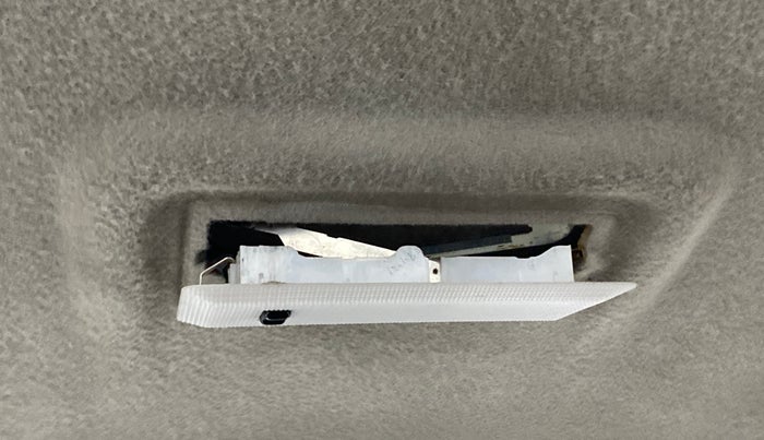 2018 Mahindra TUV300 T10, Diesel, Manual, 1,10,243 km, Ceiling - Roof Lights not fixed proper