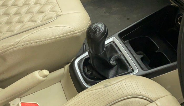 2017 Maruti Dzire LXI, CNG, Manual, 13,599 km, Gear lever - Knob cover torn
