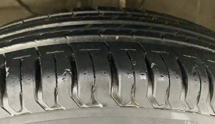 2017 Maruti Dzire LXI, CNG, Manual, 13,276 km, Left Front Tyre Tread
