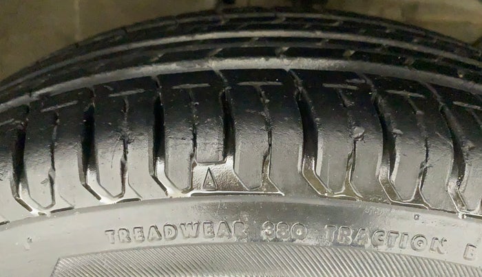 2017 Maruti Dzire LXI, CNG, Manual, 13,599 km, Right Front Tyre Tread