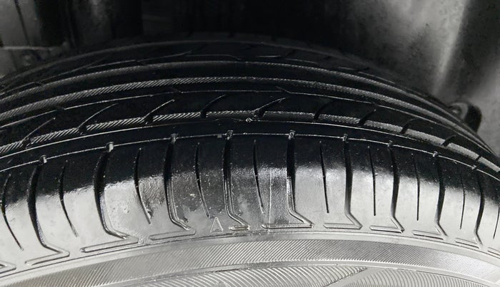 2014 Maruti Swift VXI D, Petrol, Manual, 1,08,102 km, Right Rear Tyre Tread