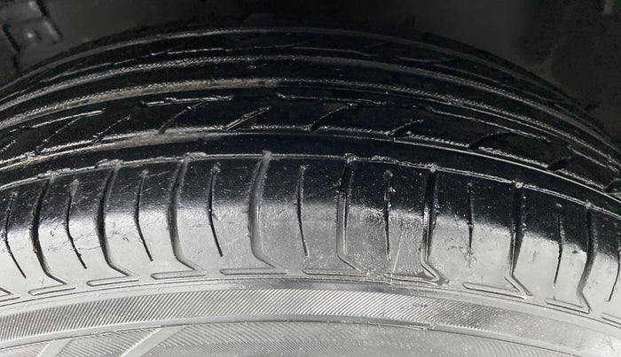 2014 Maruti Swift VXI D, Petrol, Manual, 1,08,102 km, Left Front Tyre Tread