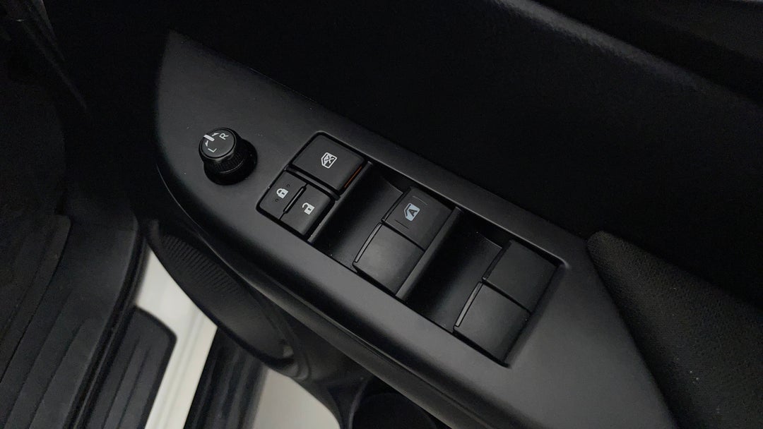 2019 Toyota Hilux Sr Hi-rider, Automatic, 147032 km, Drivers Side Door Panel Controls