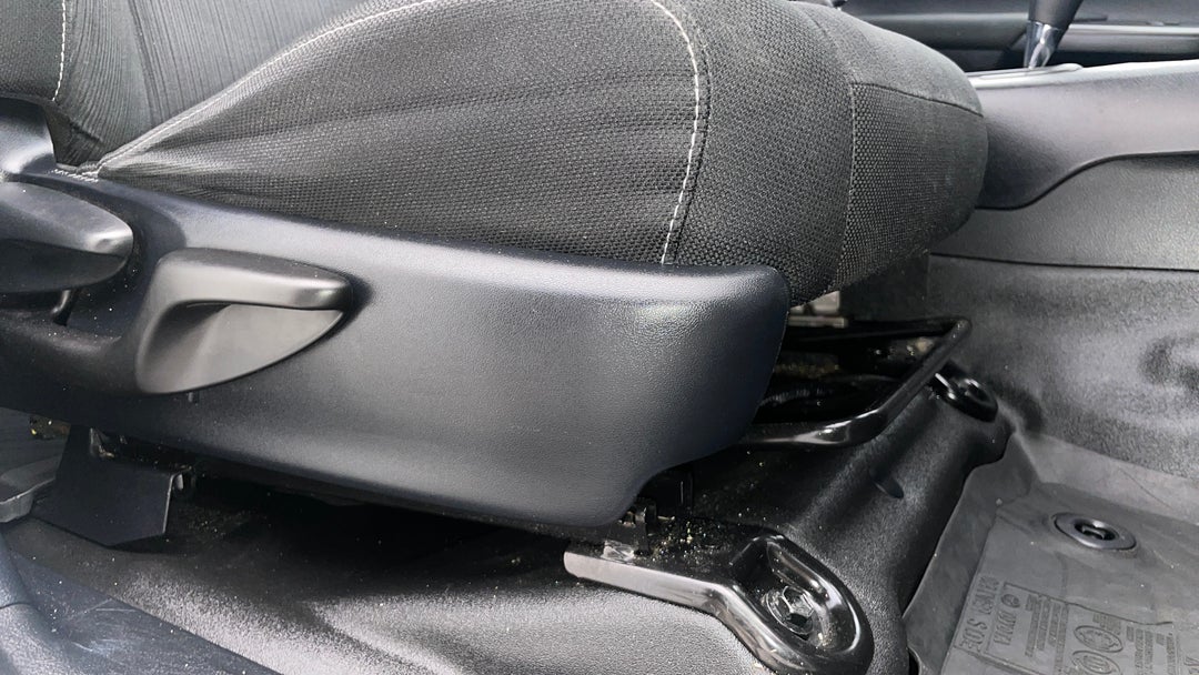 2019 Toyota Hilux Sr Hi-rider, Automatic, 147032 km, Drivers Side Adjustment Panel