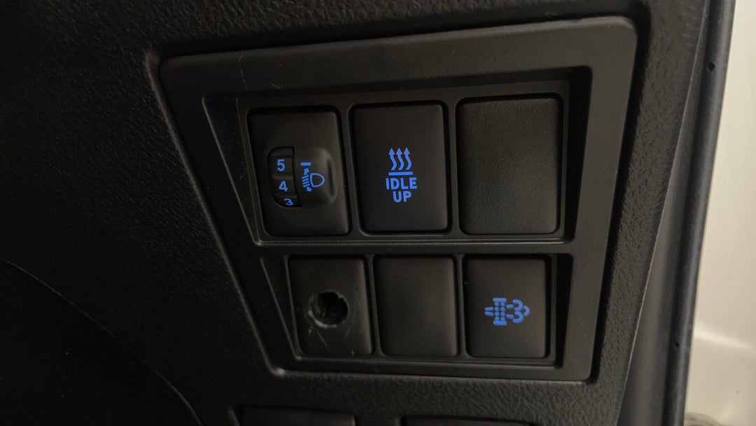 2019 Toyota Hilux Sr Hi-rider, Automatic, 147032 km, Utility Switches/Buttons