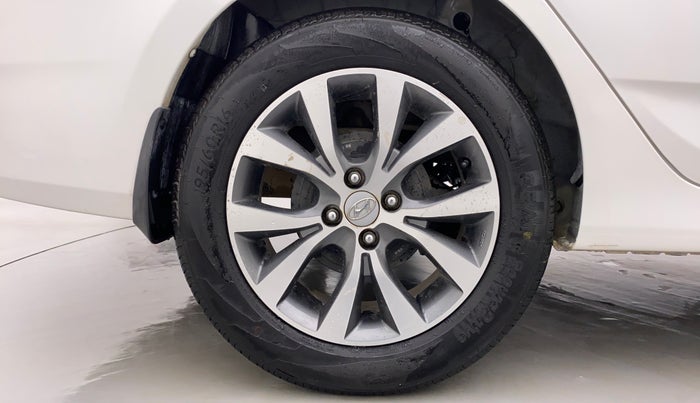 2017 Hyundai Verna FLUIDIC 1.6 SX VTVT, Petrol, Manual, 23,938 km, Right Rear Wheel