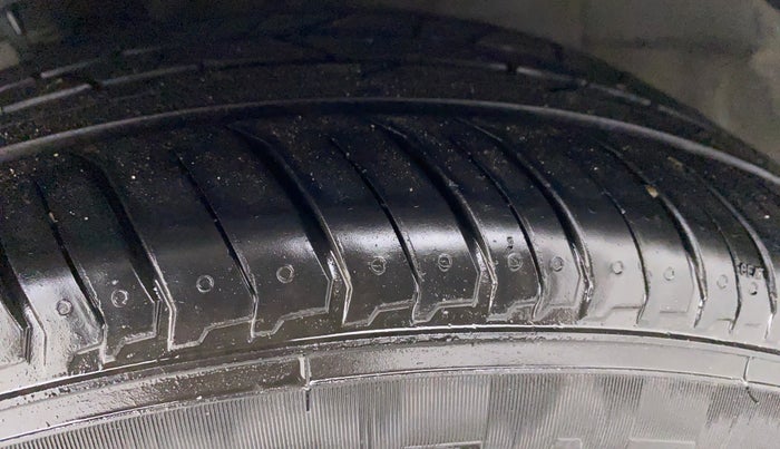 2017 Hyundai Verna FLUIDIC 1.6 SX VTVT, Petrol, Manual, 23,938 km, Left Front Tyre Tread