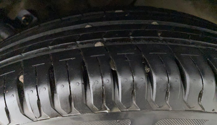 2018 Maruti Dzire VXI, Petrol, Manual, 14,636 km, Left Front Tyre Tread