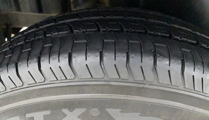 2016 Maruti Swift VXI, Petrol, Manual, 70,740 km, Right Rear Tyre Tread