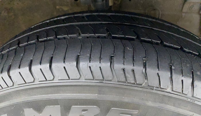 2016 Maruti Swift VXI, Petrol, Manual, 70,740 km, Right Front Tyre Tread