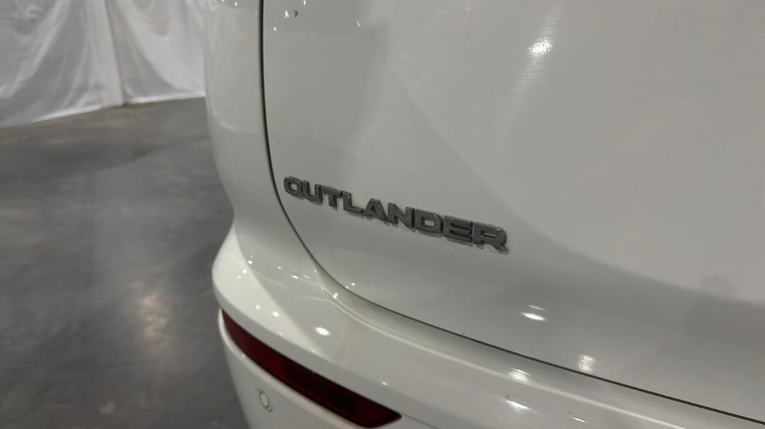 2024 Mitsubishi Outlander Es 5 Seat (2WD), Automatic, 57704 km, Badge (Boot Left Side)